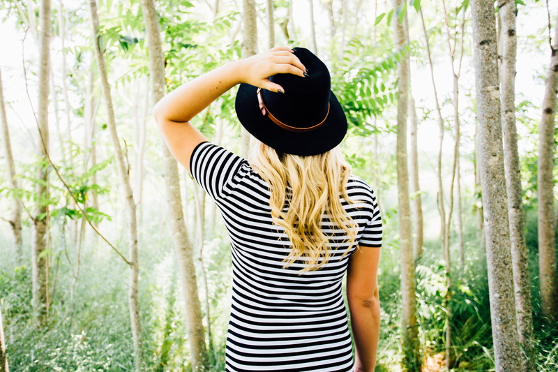 arbre, day, casual clothing, long hair, lady, hairstyle, white, adult, land, make, tree, standing, hair, woman, clothing, shirt, waist up, bright, striped