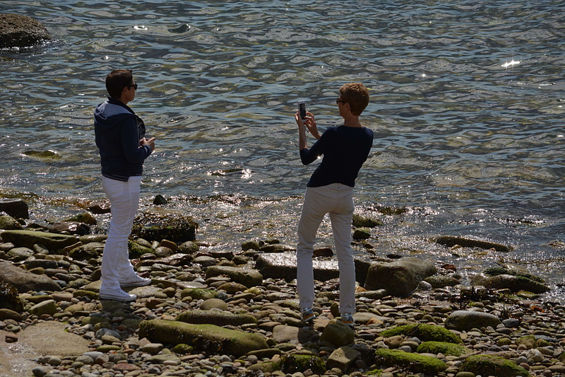 personnages, water, men, mer, nature, rock - object, photographies, two people, femmes, photos, leisure activity, togetherness, casual clothing, amies