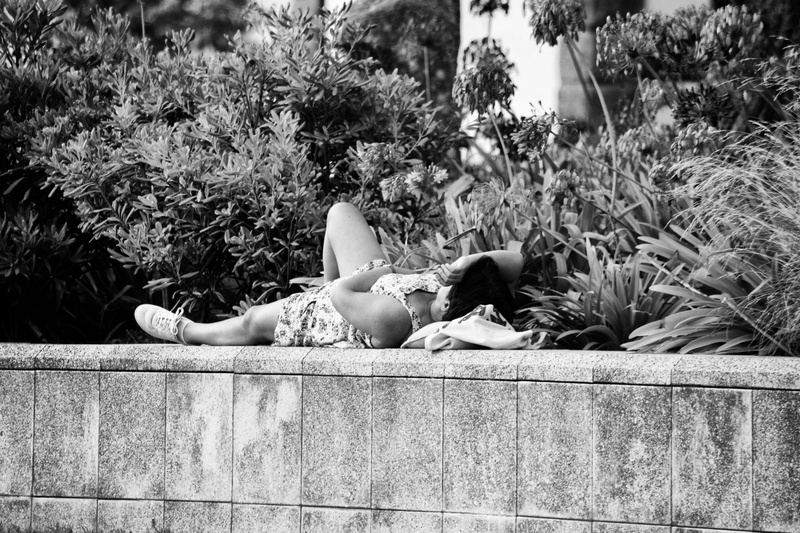 noir et blanc, outdoors, full length, femme, plant, one person, sommeil, lying down, relaxation, adult, young adult, sieste, leisure activity, 4K, real people