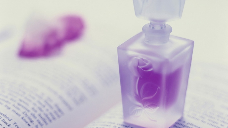 representation, still life, eau de toilette, shadow, macro, focus on foreground, paper, business, two objects, plastic, close-up, 1080P, cap, fragrance