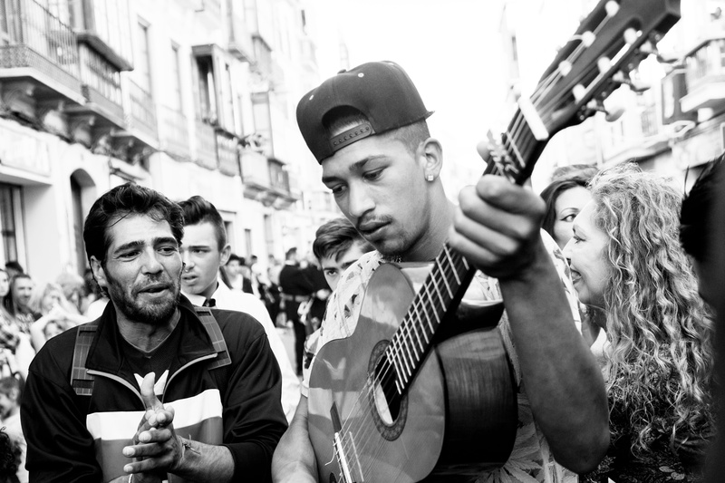 blanco y negro, casual clothing, two people, people, young men, cristo de los gitanos, refreshment, spain, cantando, adult, focus on foreground, lifestyles