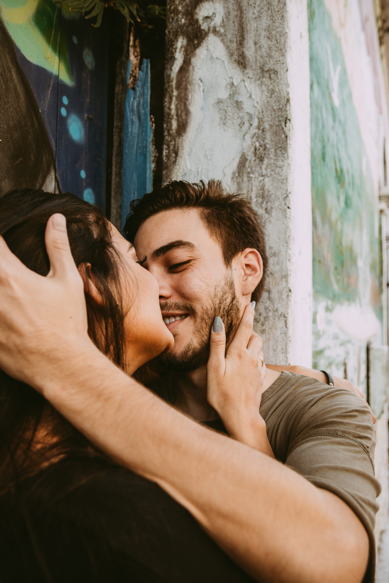 urban, people, men, love, arm around, amor, 4K, togetherness, happiness, adult, real people, two people, lifestyles, forever, couple - relationship, smiling