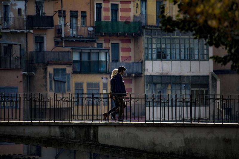 real people, side view, couple, pepole, leisure activity, bridge, persons, men, architecture, lifestyles, built structure, building, railing, building exterior