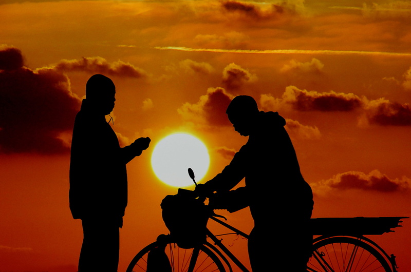 nature, mode of transportation, bicycle, amitié, men, silhouette, friendship, togetherness, meet, rencontre, orange color, conversation, real people, people
