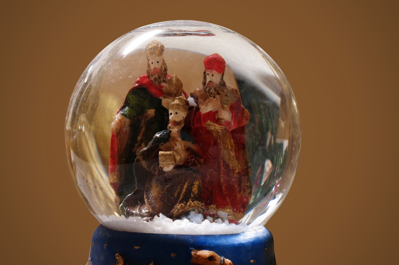 reflection, snow ball, close-up, transparent, crystal, crystal ball, studio shot, glass, art and craft, 5K, holy, creativity, geometric shape, gifts, holy three kings