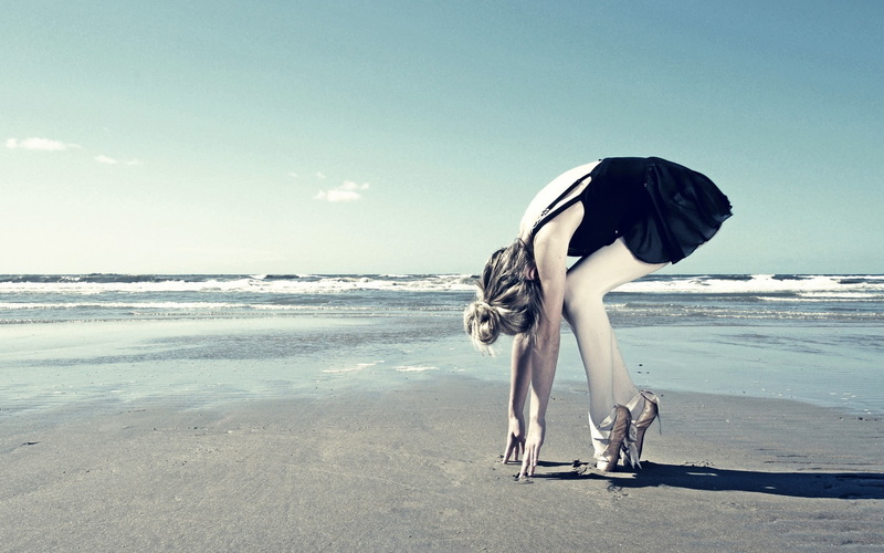leisure activity, sky, bending over, wave, ballerina, horizon, sea, one person, real people, 720P, beauty in nature, land, nature, women outdoors, motion