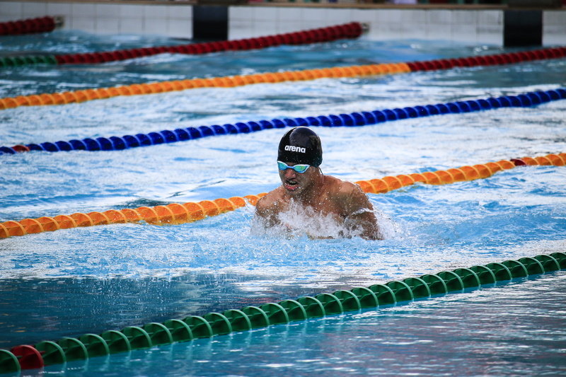 real people, sport, swim, race, competitive sport, action, swimmer, swimming cap, adult, active, goggles, pool, athlete, determination, wet, swimming lane marker