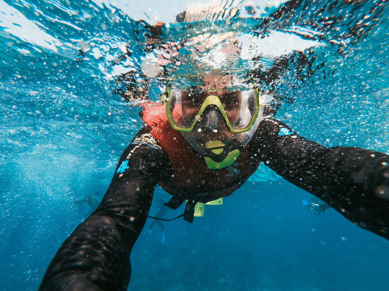man, young adult, nature, swimming goggles, swimming, snorkeling, water, one person, blue, leisure activity, lifestyles, real people, outdoors, underwater