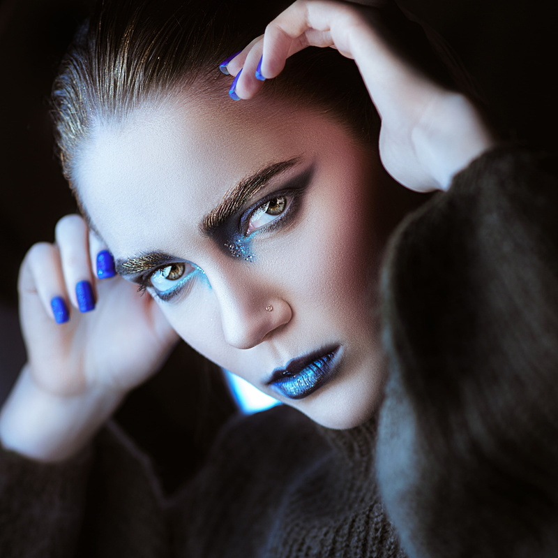 human body part, eyeshadow, make-up brush, face, beauty product, eyelash, beautiful people, painted nails, 2K, close-up, makeup, headshot, eye, nail, model