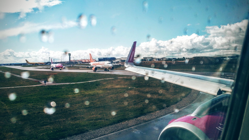 plane, commercial airplane, planes, sunny, on the move, airplane window, airplane, no people, wizzair, motion, cloud - sky, city, wet plane, sky, aircraft wing