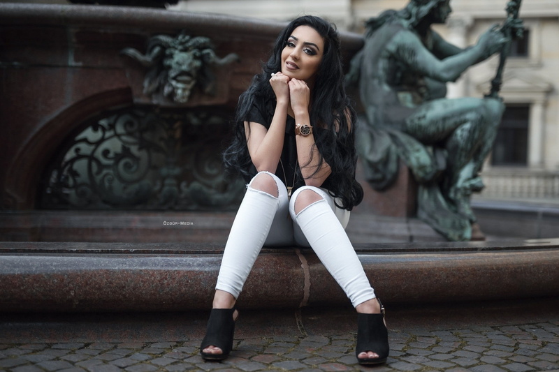 fashion, adult, women, hair, torn jeans, young adult, one person, modern, long hair, young women, beautiful people, beauty, hairstyle, architecture, portrait