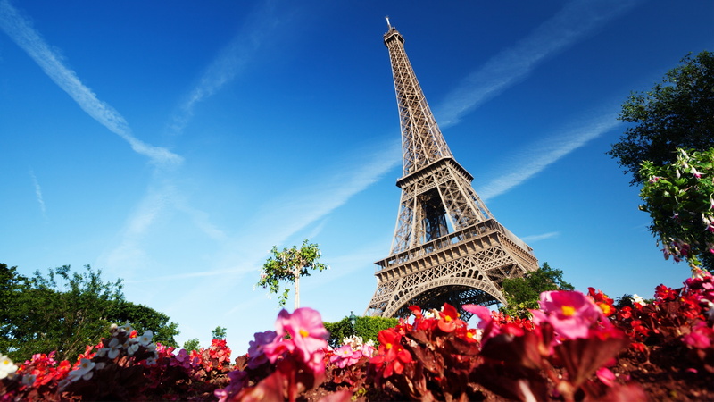 tower, blue sky, airplane track, sky, spire, france, 4K, tree, cloud, landmark, daytime, contrail, contrails, tourism, eiffel tower, plant, metropolitan area