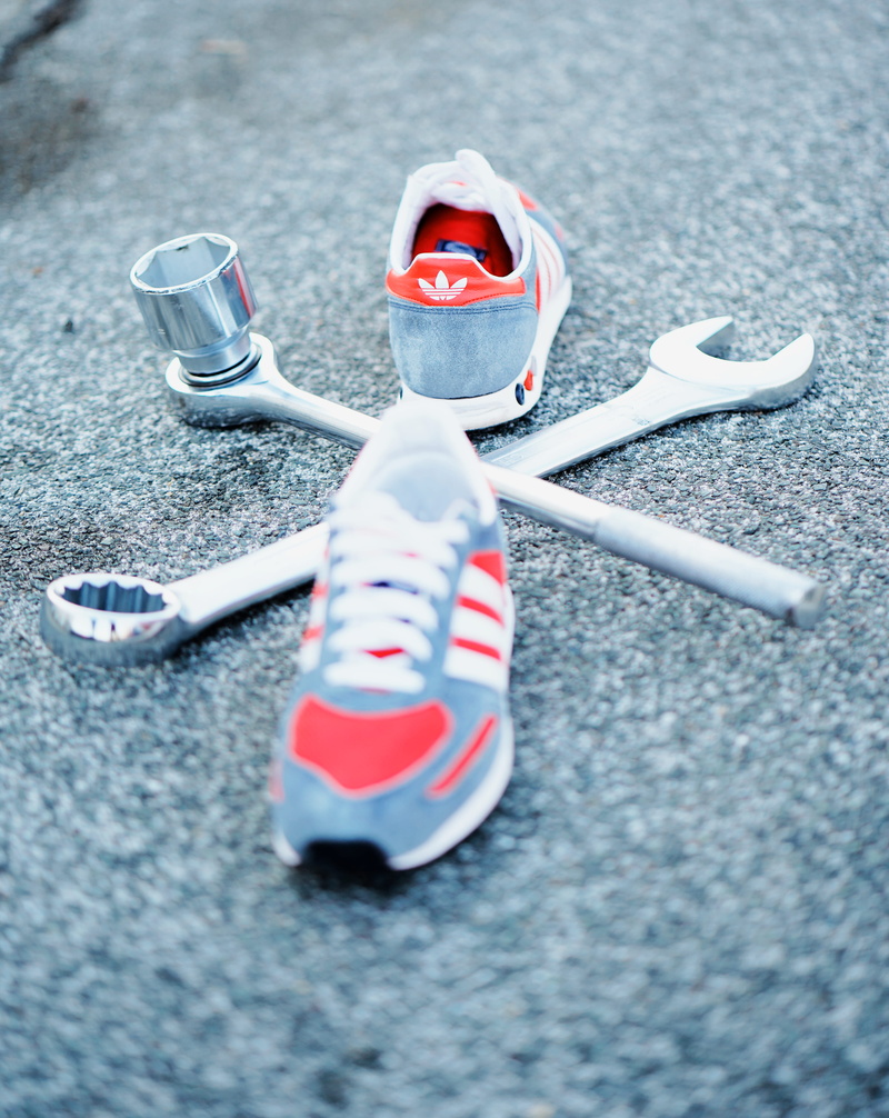 time, white, sneakers, asphalt, grey, clothing, work, deutschland, security, still life, low, style, nürnberg, zeppelinplatz, street, outside, adidas, metal