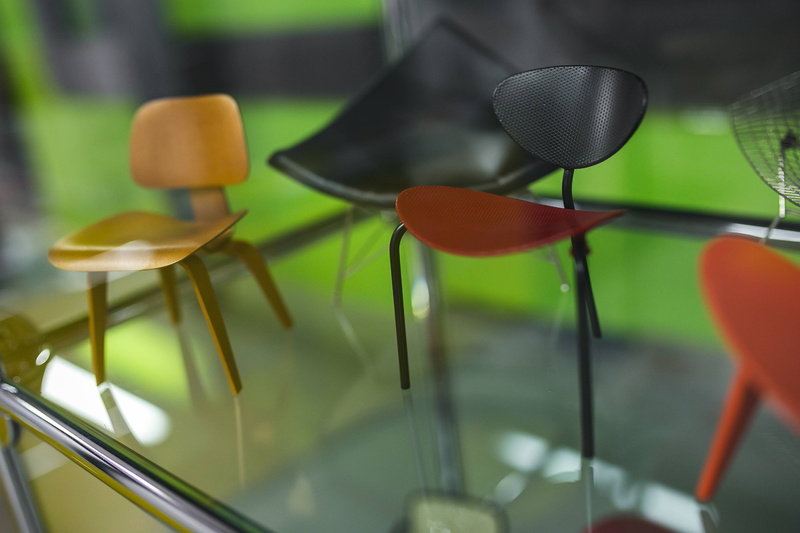 domestic room, green color, electric lamp, exposition, installations, various, restaurant, close-up, chair, still life, household equipment, art, metal