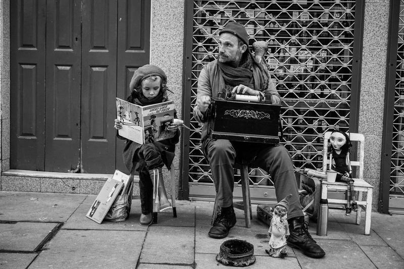 city, cities, young men, buildings, artist, urban, real people, men, porto, business, young women, portugal, full length, girls, street, portrait, sitting