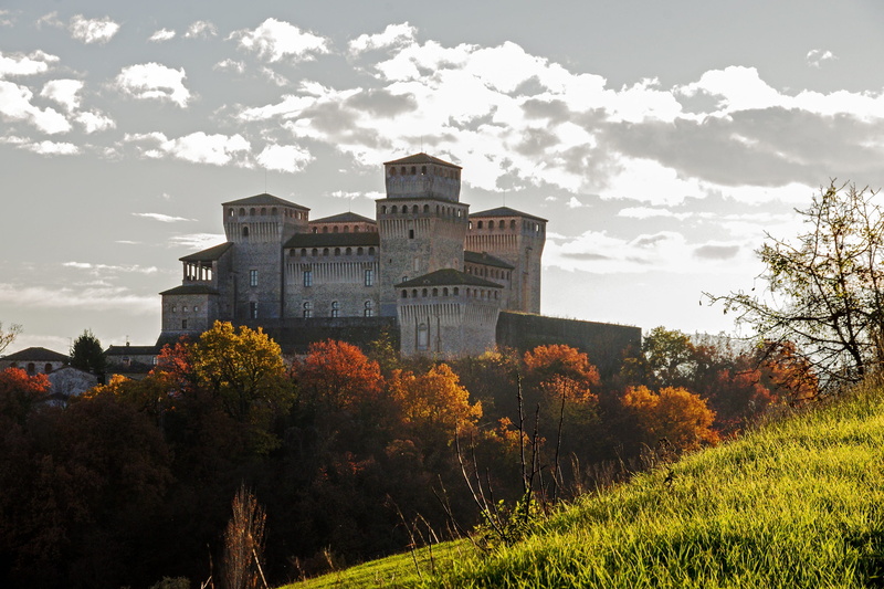 grass, building exterior, cloud - sky, parma, architecture, built structure, castle toasting, Langhirano, building, monument, Toasting, history, the past