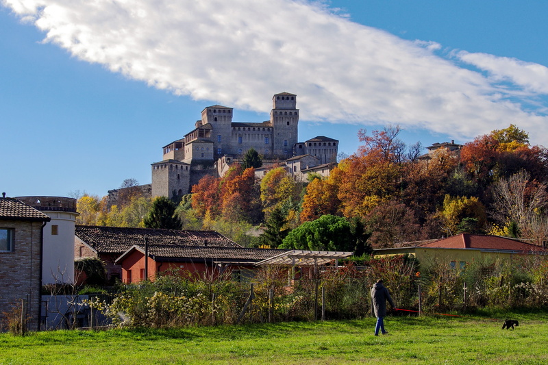 sky, house, monument, plant, outdoors, built structure, italy, 2K, the past, parma, building exterior, change, residential district, men, architecture