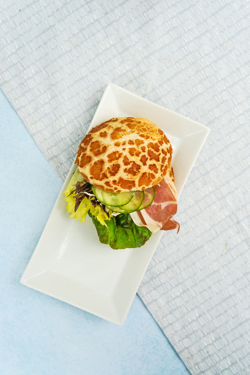 indoors, close-up, food photography, plate, bacon, no people, sandwich, photo, still life, pancake, vegetable, indulgence, lay, freshness, serving size