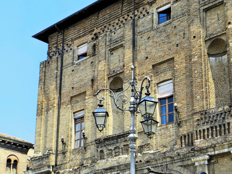 Ducal Palace, arch, outdoors, electric lamp, built structure, 4K, day, place, lighting equipment, travel destinations, window, floor lamp, city, history