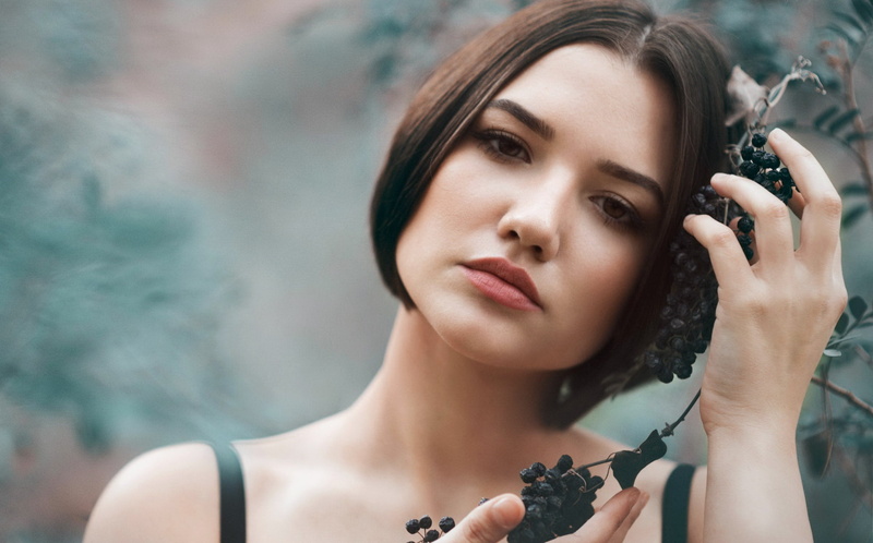 beauty, women, model, one person, indoors, front view, adult, Isabel Carmonavi, hairstyle, face, holding, technology, headshot, 1080P, young adult, fashion