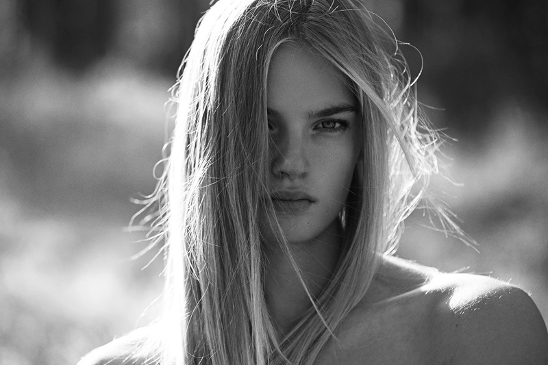 women, human face, real people, hair, beauty, monochrome, close-up, focus on foreground, model, looking at viewer, Isabel Scholten, 720P, front view, outdoors