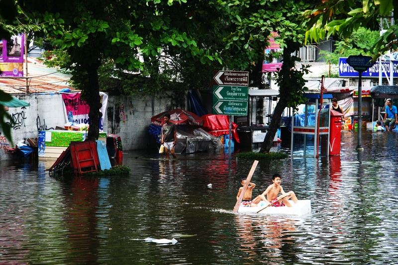 city, thailand, destruction, catastrophe, built structure, rowing, building exterior, pond, men, summer, incidental people, daytime, 4K, people, trees