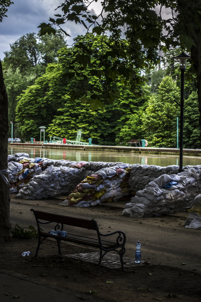 seat, Flood, bench, park, danube, flood, plant, 4K, tree, railing, water, nature, no people, sky, part, ship, stream, green color, solid, outdoors, hungary