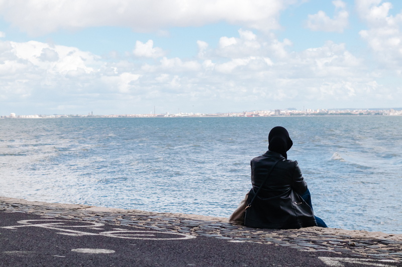 beauty in nature, 5K, sea, horizon over water, real people, water, cloud - sky, sitting, rear view, outdoors, land, horizon, scenics - nature, seawall