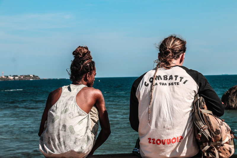 real people, water, outdoors, couple - relationship, landscape, people, beach, leisure activity, seashore, land, nature, 5K, hairstyle, rear view, daytime