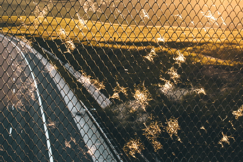 day, nature, landscape, link, grass, sunset, 2K, dandelions, outdoors, wall, highway, hills, boundary, cyclone fence, security, wire, safety, sunlight