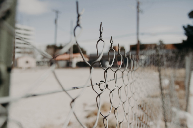 day, wire, focus on foreground, 5K, building, cyclone, selective focus, security, link, building exterior, no people, barrier, metal, chain, boundary