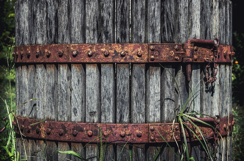 rustic, rusty, knots, security, dirty, 5K, steel, tree, chain, damaged, grass, wood - material, metal, texture, no people, nature, decline, deterioration