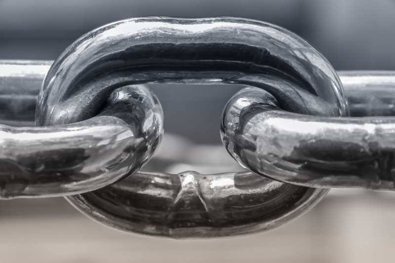 iron, 5K, security, shape, protection, barrier, related, metal chain, focus on foreground, day, pattern, reflection, metal, shut off, members, iron chain