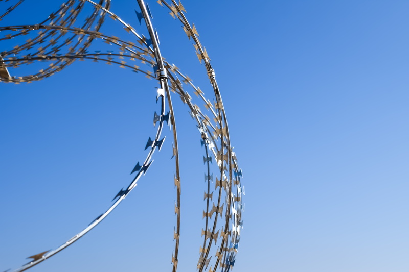 security, sign, outdoors, blue, clear, copy space, metal, dom, nature, pattern, barbed wire, spiky, no people, border, low angle view, barrier, wire, alloy