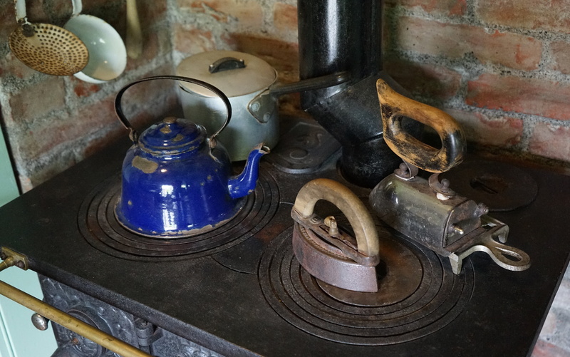 household equipment, cooking zone, kitchen utensil, home, domestic room, indoors, near, stove, equipment, cultures, high angle view, set, no people, kitchen