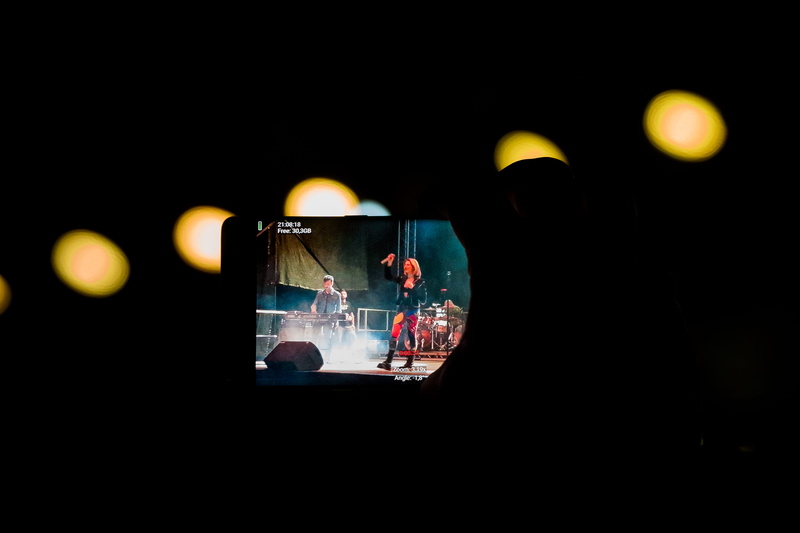 rear view, musical instrument, night, lighting equipment, crowd, lifestyles, silhouette, leisure activities, men, electric lamp, real people, indoors, samsung s8