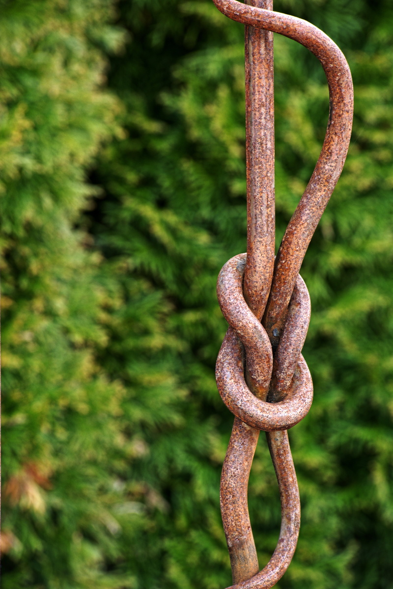 selective focus, knot, curlicue, day, nostalgia, protection, focus on foreground, safety, blacksmithing, no people, metal, rusty, green color, wrought iron