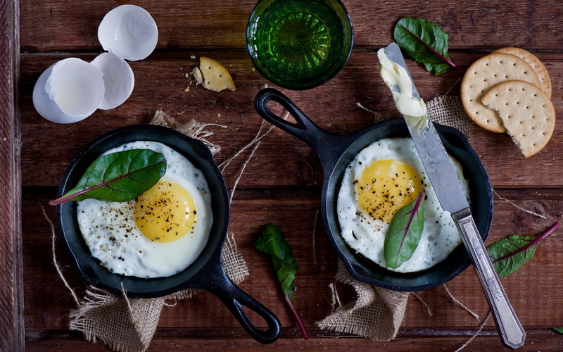 high angle view, directly above, table knife, vegetable, food, egg, herb, ready-to-eat, indoors, freshness, egg yolk, 1080P, fried, meal, eggs, wood - material