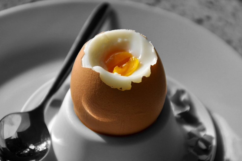 fried, fried egg, healthy eating, eggcup, 2K, boiled egg, close-up, freshness, soft-boiled egg, eat, breakfast egg, boiled, cracked, indoors, no people
