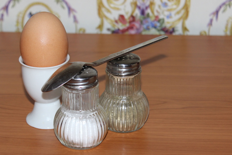 animal food, no people, table, close-up, pepper, breakfast egg, 4K, spoon, food, food and drink, egg, pepper shaker, seasoning, kitchen utensil, still life