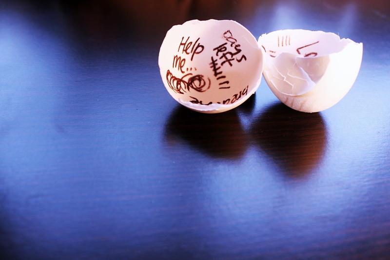 1080P, indoors, table, eggs, shells, two objects, blue, food, holiday, escape, no people, text, western script, cracked, copy space, writing, egg, white color