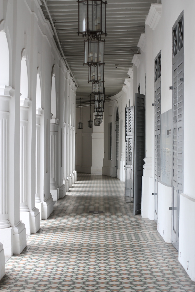 hotels, 5K, long, architecture, in a row, ceiling, no people, absence, pendant, colonnade, singapore, hallway, arcade, day, empty, arch, architectural column