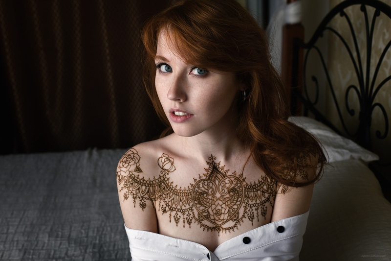1080P, beautiful woman, women, contemplation, portrait, one person, freckles, young women, real people, hairstyle, henna, headshot, brown hair, looking at viewer