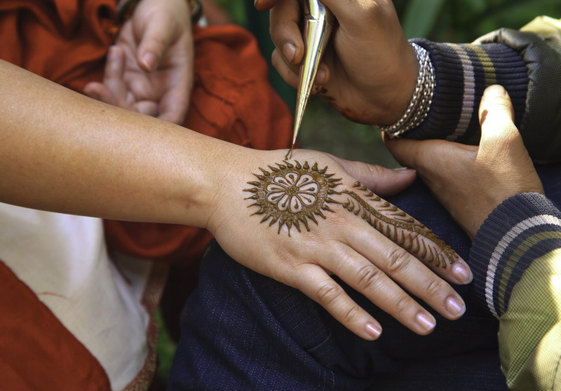midsection, men, artistic, human body part, close-up, right, teenager, childhood, real people, casual clothing, tattoo, 5K, focus on foreground, mehndi