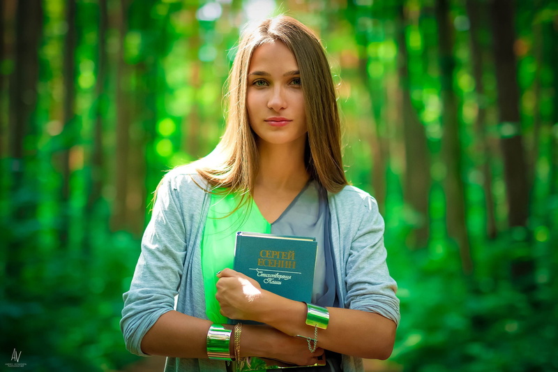 books, trees, looking at viewer, blonde, forest, portrait, bangles, 1080P, model, women outdoors, women