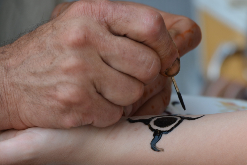 henna, wrist, human body part, drawing, occupation, one person, tattoo, limb, Drawing, people, day, body part, 4K, holding, adult, Hands, artist, men