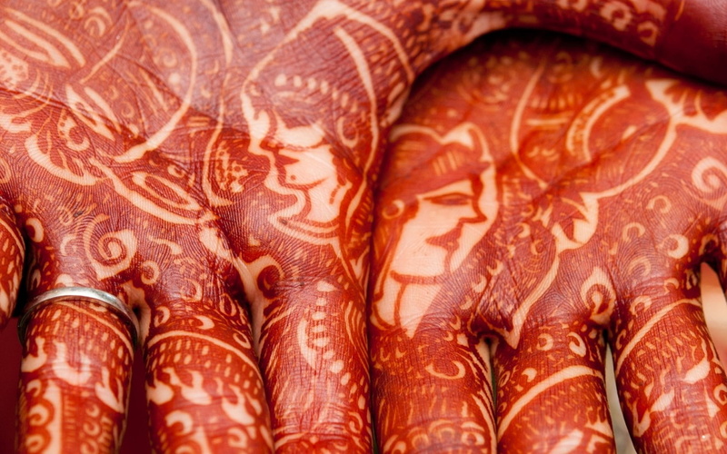 selective focus, floral pattern, indoors, art and craft, red, embroidery, event, ornate, human body part, wedding, close-up, henna tattoo, tattoo, 720P