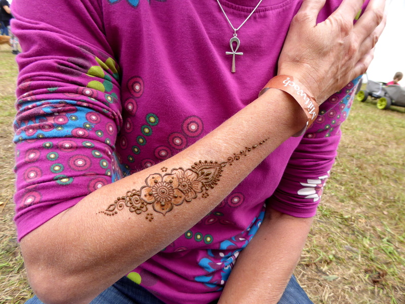 real people, henna painting, lifestyles, midsection, focus on foreground, bracelet, women, human body part, day, casual clothing, adult, front view, tattoo arm