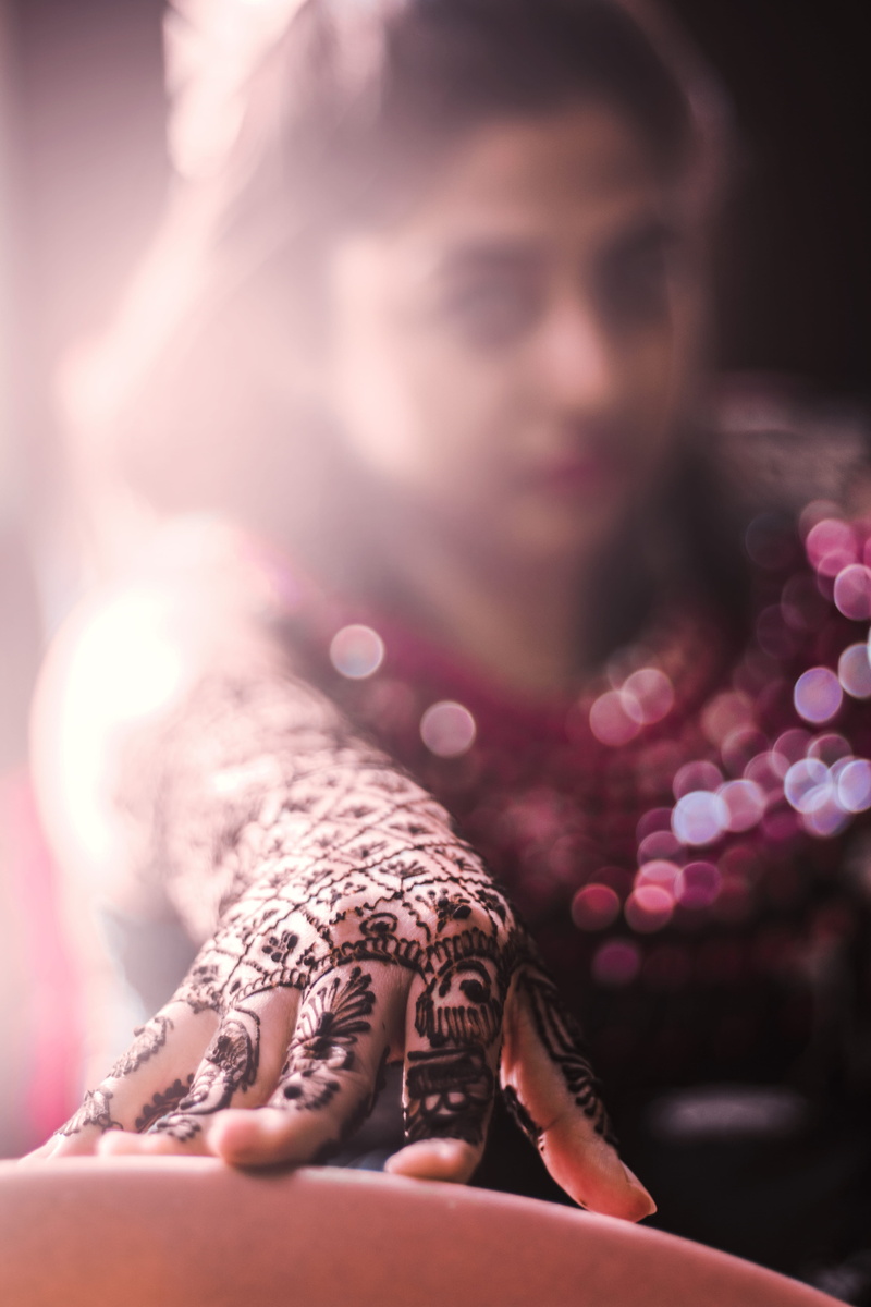 5K, selective focus, face, adult, females, skin, nail, accessory, glitter, flare, henna, ear, person, bead, bangles, people, hand, finger, focus on foreground