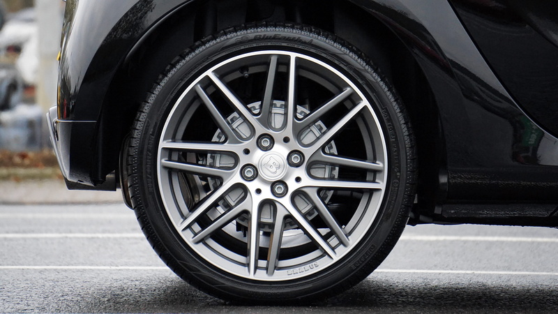 close, luxury, tyre, vehicle, alloy, vehicle part, black, auto, repairing, transport, outdoors, rubber, photography, asphalt, 5K, multispoke, tire, motor